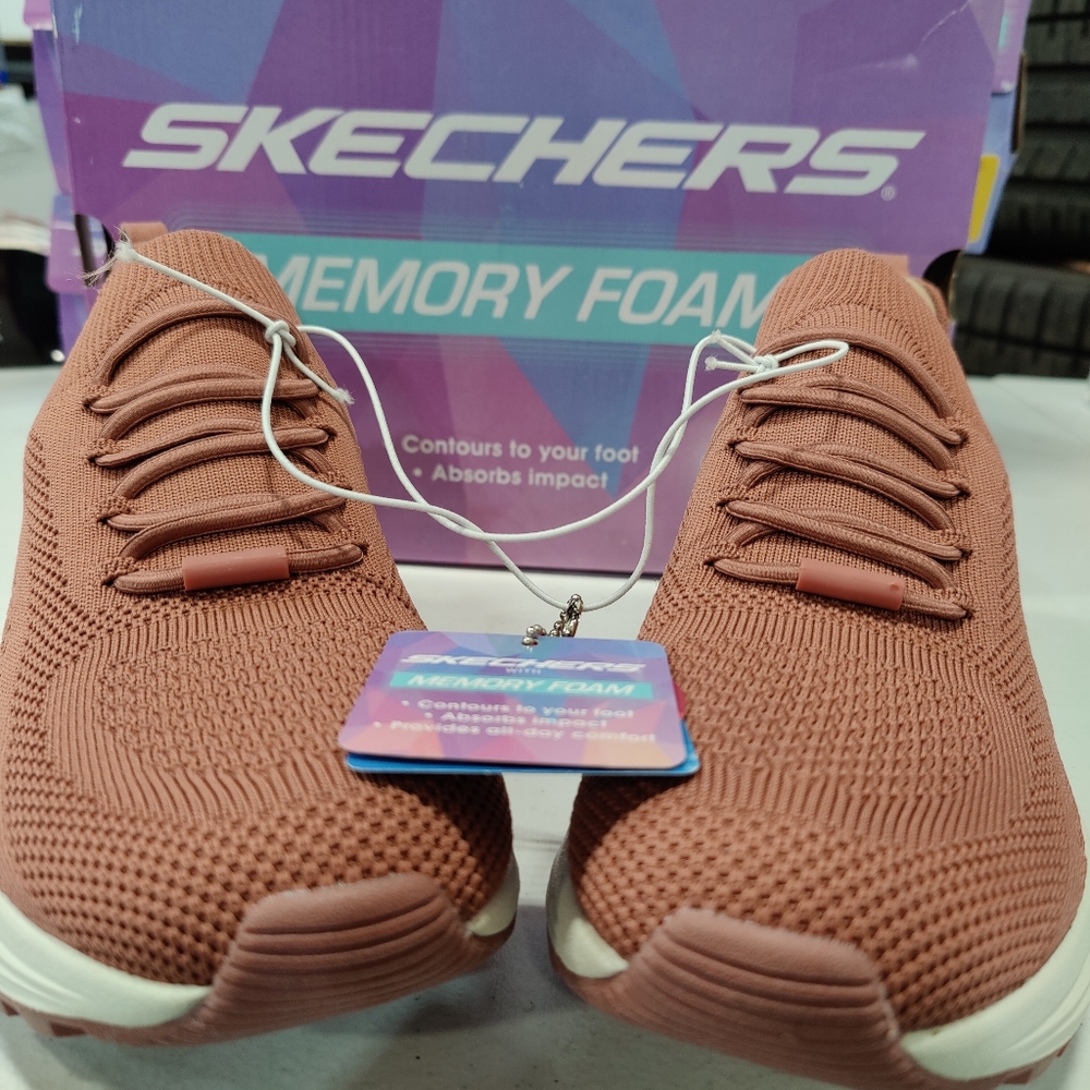 Skechers sparrows 2.0 New in box. (Rose color)